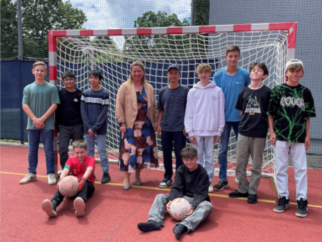 Elternverein finanziert neue Fußball-Tornetze. 